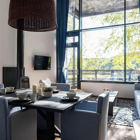 펜션 Spacious Forestside Mansion *