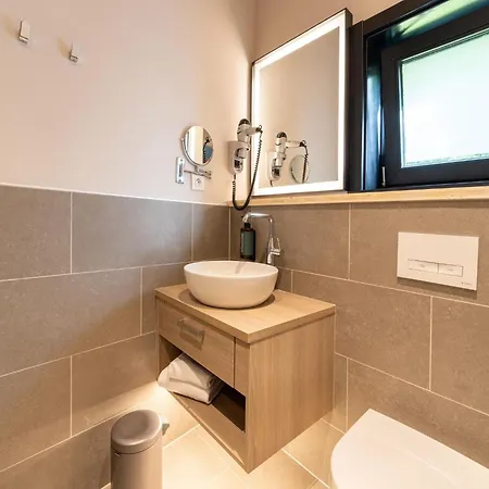 Spacious Forestside Mansion 펜션 Antoing
